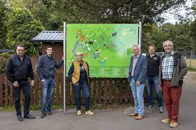 Stefan weber, vorsitzender des fördervereins wildpark, bedankte sich gemeinsam mit vorstandskollege bernd becker bei kristina milosch, thomas könig und martin linstedt während der scheckübergabe, auch im namen der stadt bad marienberg. Neue Ubersichtstafeln Und Spenden Fur Waschbarenhaus Im Marienberger Wildpark Ww Kurier De