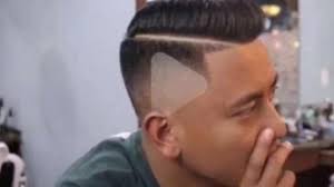 Potongan rambut standard sekitar 2cm, dan belahan rambut dibuat di samping potongan undercut memang sangat pas untuk pria berwajah bulat dengan tekstur rambut apapun, termasuk ikal. Salah Tunjuk Foto Lelaki Ini Malah Punya Gaya Rambut Nyentrik