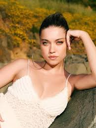 Afra Saraçoğlu: Belleza y Carisma Sin Igual