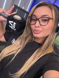 Cuidar do cabelo da Letícia Macedo, narradora da Cazé TV, é acompanhar de  perto a força e a luz que ela leva pras transmissões. Aqui, cada fio recebe  o mesmo carinho que