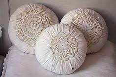Acquista ora cuscini decorativi romantici, cuscini per sedie shabby chic di design in offerta speciale! Cuscini Shabby Con Applicazioni All Uncinetto Il Blog Italiano Sullo Shabby Chic E Non Solo Cuscini Shabby Chic Cuscini Applicazioni All Uncinetto