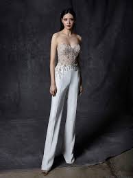 Wenn sie ungerne kleider tragen oder wenn die hochzeit beispielsweise im winter stattfindet, ist ein schicker hosenanzug eine gelungene alternative für damen. Hochzeits Jumpsuit Mit Tragerloser Bestickter Korsage Mit Sweetheart Ausschnitt Und Strassdetails Von Enzoani Modell Ohanna Heiraten Mit Braut De