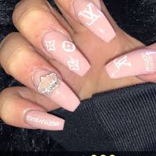 A muchas chicas nos gusta lucir no solo nuestras manos si no también nuestros pies, nos gusta andar en zapatos que dejen ver nuestros hermosos pies y por supuesto nuestras uñas decoradas con hermosos diseños. Decoracion De Unas 2021 Moda Top Online