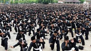 Mas irsyad ini juga menciptakan 90 senam dasar (basic exercise), jurus belati (jurus dengan pisau), dan jurus toya (jurus dengan panjang tongkat) yang membedakan dengan setia hati di winongo. Psht Sejarah Lengkap Pendidikan Dan Teknik Silat Sh Terate Olahfisik Id