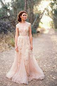 Second hand brautkleider | suchst du nach einem günstigen, aber dennoch qualitativ hochwertigem brautkleid? Attraktive Frau Champagne Brautkleider Spaziergang Im Wald Brautkleid Kleider Hochzeit Hochzeitskleid