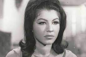 لم تدم سعادة وهناء شويكار كثيراً فعندما بلغت 18 عاماً أقنعها والدها إبراهيم طوب صقال بالزواج من المهندس حسن نافع، وهو شاب ثري وناجح. Ù„Ù…Ø§Ø°Ø§ Ø£ÙˆØµØª Ø§Ù„ÙÙ†Ø§Ù†Ø© Ø´ÙˆÙŠÙƒØ§Ø± Ø¨Ø¹Ø¯Ù… Ø¥Ù‚Ø§Ù…Ø© Ø¹Ø²Ø§Ø¡ Ù„Ù‡Ø§ ÙÙƒØ± ÙˆÙÙ† Ø´Ø±Ù‚ ÙˆØºØ±Ø¨ Ø§Ù„Ø¨ÙŠØ§Ù†