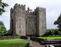 Découvrir les points d'intérêts immanquables. Bunratty Castle Along The Road From Limerick To Ennis Quite A Lovely Place To Visit Carte Touristique Irlande Voyage Irlande