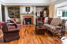 Das Wohnzimmer Soll Gemutlich Gestaltet Werden Fur Die Wohlfuhlatmosphare Eignen Sich Boden Mit Warmen Holztonen In 2020 Home Living Room Designs Decorating Your Home