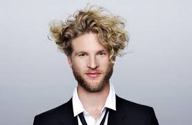 Tante immagini con idee look maschili per gli uomini con capelli ricci e mossi. Taglio Capelli Ricci Uomo 2020 Come Farli The Gentleman Un Magazine Per Uomo Un Brand Per Gentiluomini