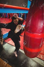 Poki a la meilleure sélection de jeux en ligne et offre l'expérience la plus amusante à jouer seul ou avec des amis. Femme Joueur De Karate Boxeur Pratiquant La Boxe Avec Sac De Boxe En Studio De Remise En Forme Banque D Images Et Photos Libres De Droits Image 66775871