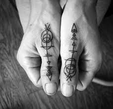 Stickdatei herz kreuz karo pik stiche: 17 Finger Tattoo Manner Ideen Finger Tattoo Manner Fingertattoo Hand Tattoos