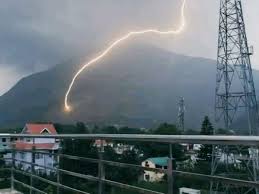 Bijli Mahadev Temple,कुल्लू के बिजली महादेव मंदिर के पास गिरी आकाशीय बिजली,  लोगों ने कहा- हर 12 साल में होती है ऐसी घटना - kullu bijli mahadev mandir  thunder lightening images goes