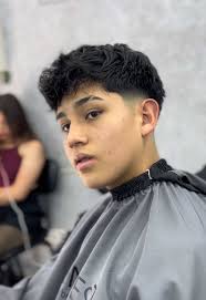 Low Fade en V: Corte de Pelo Estilizado