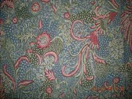 Dengan tekun, perempuan itu menghias kain di tangannya menggunakan teknik membatik. Sekar Jagad Tiga Negeri Biru Merah Hijau Sold Out Motif Batik Batik Design Batik Pattern