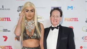 Üstsüz fotoğraflarına alışık olduğumuz gabi grecko, gittiği bir kıyafet dükkanında cadılar bayramı için kıyafet deneyen grecko, siyah korseli, düğün etekli ve duvaklı bir fotoğrafını instagram'dan paylaştı. Geoffrey Edelsten Death Ex Wife Gabi Grecko Posts Tribute Ex Husband With Relieved Face Emoji And Tom Hafey Funeral Photos 9celebrity