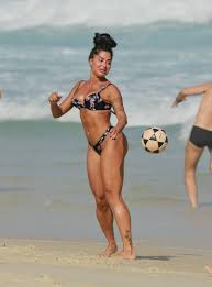 Aline Riscado joga altinha e esbanja beleza em dia de praia no Rio |  Metrópoles