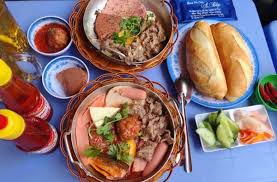 Các hương vị như xúc xích, trứng, pate, phô mai,… hòa quyện đều với nhau vô cùng bắt mắt và hấp dẫn. Review Banh Mi Cháº£o SÆ° Váº¡n Háº¡nh Quáº­n 10