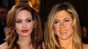 Many noted the piece of jewellery was not her large diamond engagement ring nor was it her gold wedding band from estranged husband justin theroux. Engagement Ring Face Off Angelina Jolie Vs Jennifer Aniston Who Scored The Better Engagement Ring From Brad Pitt Glamour