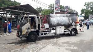 Menurut nina, meski telah terjadi pembajakan terhadap dua mobil tangki, pertamina patra niaga tidak akan melakukan peningkatan keamanan pada mobil tangki. Cari Gambar Mobil Tangki Minyak