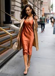Kombinasi warna kita berikutnya adalah warna merah jambu. 8 Warna Baju Earth Tone Untuk Kulit Sawo Matang Terlihat Cerah Womantalk