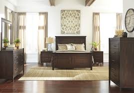 انت تستحق ان تنعم بنوم هادئ ومريح بعد عناء يوم طويل غرفة نوم من آشلي تمنحك ذلك غرف نوم مفروشات ا Furniture Master Bedroom Set Brown Furniture Bedroom