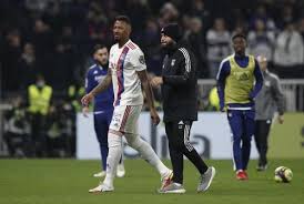 The ligue 1 game between lyon and marseille was abandoned after marseille's dimitri payet was struck by a bottle launched from the home fans . 4zjpq05 Gsxeim