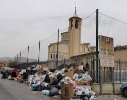 Emergenza rifiuti a Palermo, cumuli spazzatura in strada - Sicilia - ANSA.it