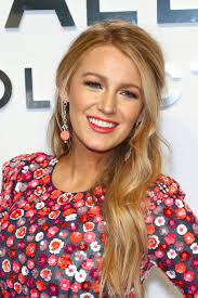 Vous avez déjà entendu parler du balayage miel ou caramel, que choisir pour sa couleur de cheveux ? Le Blond Miel Dore De Blake Lively Golden Hair Color Honey Golden Hair Hair Color