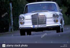 Voiture Mercedes Benz 200 Tailfin Queue Berline Voiture D Epoque Blanc Gamme De Modeles 1961 1968 L Annee De Modele 1966 1960 Annees 1960 Dri Photo Stock Alamy