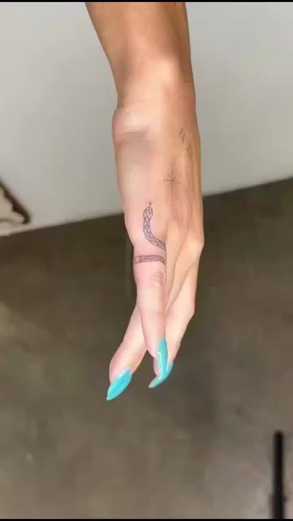 Finger snake 🐍 by @Joey Hill • @NIGHTSCHOOLTATTOOS Los Angeles 🇺🇲 #tattoos #smalltattoos #littletattoos #tattoofilter