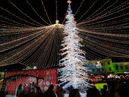 Târgul de crăciun din sibiu este un proiect cultural organizat de asociația events for tourism. Video Foto Mii De Vizitatori La Targul De CrÄƒciun Din Sibiu La SfarÈ™itul SÄƒptÄƒmanii Trecute O BucatÄƒ Din Viena La PreÈ›uri De Romania