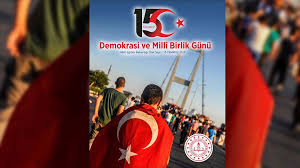 Darbe girişimini protesto etmek için toplanan vatandaşların, kızılay'dan geçiş yapan askeri zırhlı araçların ilerleyişini durdurmaya çalıştığı anlar. Meb Den 15 Temmuz Demokrasi Ve Milli Birlik Gunu Dergisi