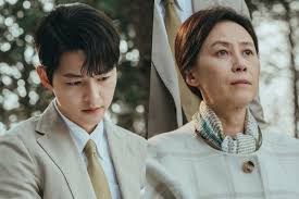 Song joong ki is a popular south korean actor and mc. Song Joong Ki And His On Screen Birth Mother Have A Tearful Talk In Vincenzo Gossipchimp Trending K Drama Tv Gaming News