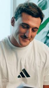 Cuando el amor se convierte en ejemplo, el viaje se llena de magia.  @rodrigoisgro​, tu papá siempre te enseñó con el corazón. 💌🏉​,  ​#YouGotThis