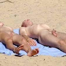 ⓵ Nackte Paare am Strand ✓