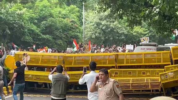 দিল্লির রাজপথে তরুণদের ঢল, মোদী সরকারের জন্য কি 'বিপদঘণ্টা'? #DelhiProtest #YouthProtest #ModiGovernment #IndiaPolitics #StudentMovement #Jagonews