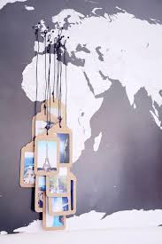 8 Idees Faciles Pour Decorer Avec Ses Souvenirs De Voyages Travel Map Diy Diy Deco Map Crafts