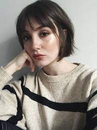 The look sits best on women with short and straight locks. Korte Kapsels Met Franjes Om Dit Seizoen Te Proberen Korte Pony Haarstijlen Haar Schnitt Korte Kapsels Me Short Hair Fringe Fringe Hairstyles Hair Styles