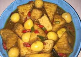 Bahan 20 butir telur puyuh, rebus, kupas 6 buah tahu goreng siap pakai 2 lembar daun salam 3 sendok makan kecap manis 3 cm lengkuas, memarkan 3 buah cabe merah besar, potong serong. Resep Telur Puyuh Tahu Kecap Lezat