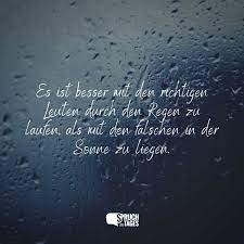 In großer menge, wie ein regen niedergehen, herabfallen. Es Ist Besser Mit Den Richtigen Leuten Durch Den Regen Zu Laufen Als Mit Den Falschen