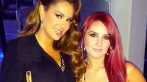 Una rebelde, sin sentimientos que no tiene corazón, orgullosa, la que no escucha mas verdad que su razón, una rebelde, por que el amor me. Ninel Conde Mama De Roberta En Rebelde Es Acusada De Prostitucion Por Expareja
