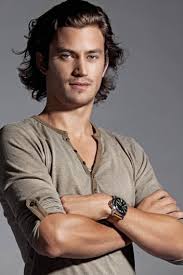 Coiffure cheveux courts sur les côtés et mi longs au dessus de la tête voir plus d'épingles sur cheveux mi long homme coiffure homme mi long et coupes coupe de cheveux homme 2019 cheveux mi. Coupe De Cheveux Homme Mi Long Et Long Idees Conseils Et Photos