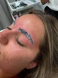 🌼| CÓDIGO DE DESCUENTO: LYDIAB10 (en #bernalscosmetic) Hemos utilizado el  blanco lechoso de @bernalcosmetics número 128 con el 228, y el número 42  para dibujar la flor 🫶🏼 Puedes reservar tu próxima