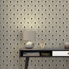 Symbole d'élégance intemporelle, ce papier peint noir et or confère la touche de luxe caractéristique de versace à n'importe quel intérieur. Papier Peint Intisse Cassandre Coloris Ecru Papier Peint Art Deco Papier Peint Papier Peint Intisse