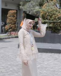 Maybe you would like to learn more about one of these? Bukan Hanya Kebaya Outfit Hijab Wisuda Modern Ini Juga Elegan Dipakai Saat Hari Kelulusan