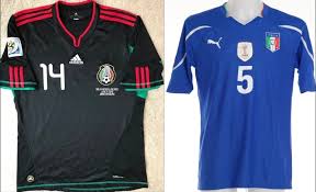 Afa solicitó un nuevo diseño de camiseta para la selección argentina, la que será utilizada en el mundial de sudáfrica 2010.para su diseño, se inspiraron en la camiseta utilizada en 1986 (por diego maradona, al salir campeón mundial), la cual posee rayas verticales celestes y blancas. Elige Tu Camiseta Favorita Del Mundial Sudafrica 2010
