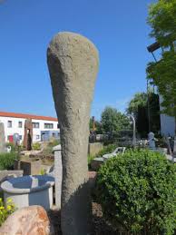 Findlingsskulptur Aus Granit Brunnencenter Allgau In 2020 Findling Granit Garten Ideen