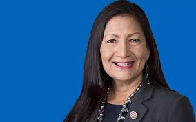 Deb Haaland: primera secretaria Indígena del gabinete
