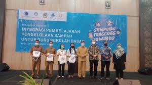 Berbagi ke twitter berbagi ke facebook bagikan ke pinterest. Https Medan Tribunnews Com 2021 02 25 Bupati Dan Wakil Bupati Toba Dilantik Besok Usung Logo Baru Kabupaten Toba Https Cdn 2 Tstatic Net Medan Foto Bank Images Logo Toba Jpg Logo Kabupaten Toba Logo Kabupaten Toba Https Medan