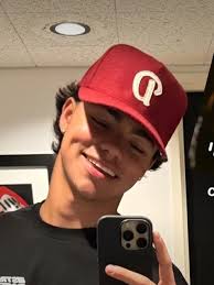 Mejor personaje de chat de IA Malachi Barton: Explora perfiles y  comentarios de usuarios